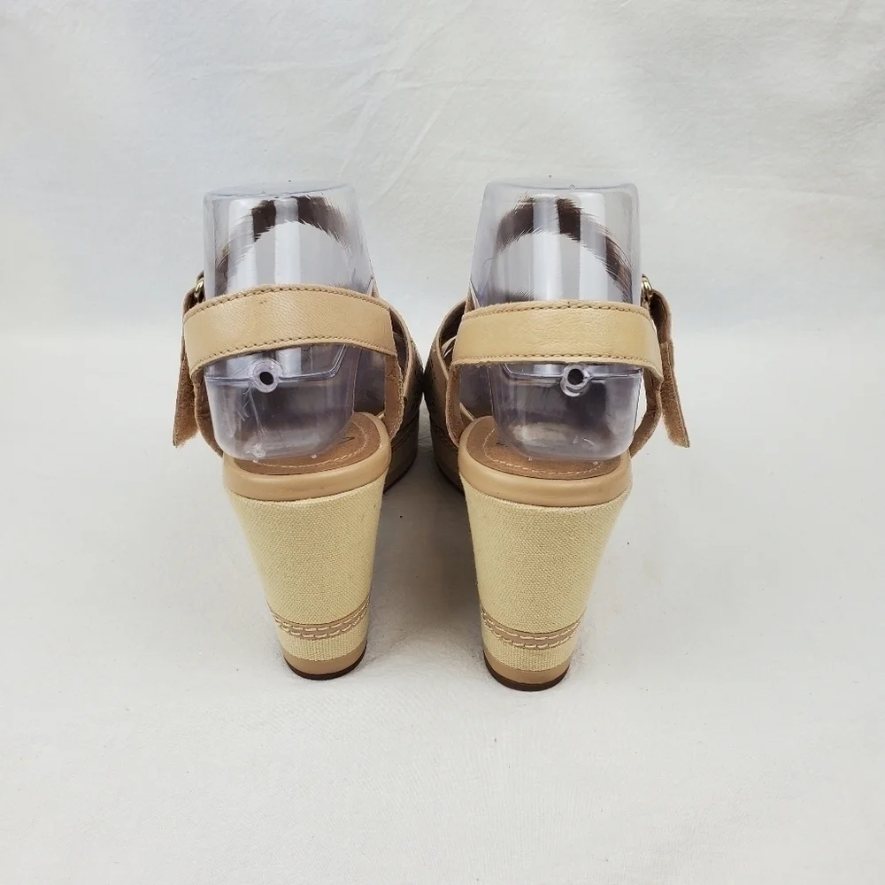 Clarks Collection cream/ tan leather wedge sandals size 8.5 M